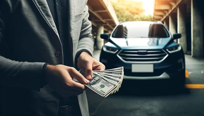 Un hombre contando dinero con un coche de fondo